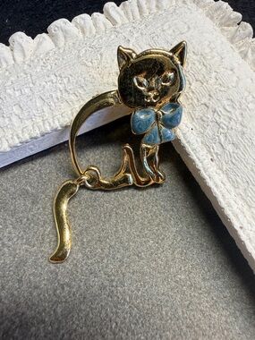Vintage Goldtone Cat Brooch Articulated Dangling Tail Cute Kitty Pin Signed